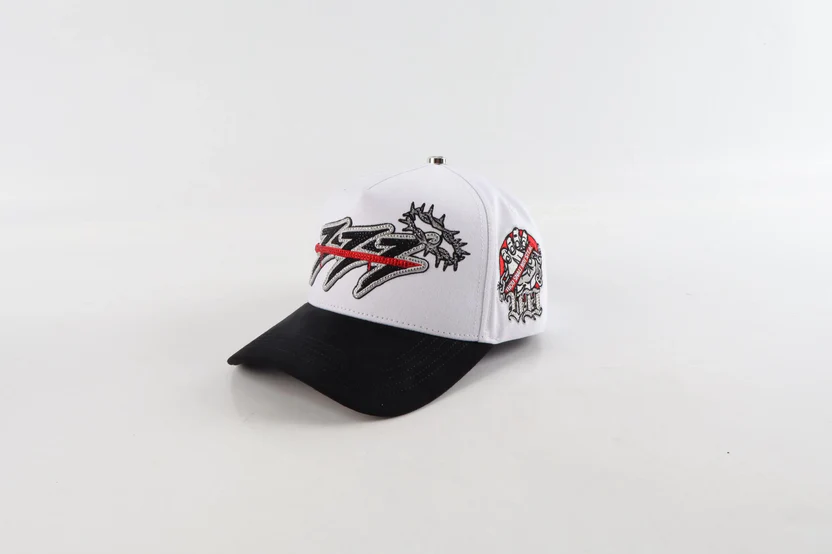 Gorra 333 Deserted x VQZ Blanca — B3 Glow Moda